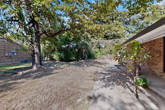 1800 Harry Court B, Arlington, TX 76012