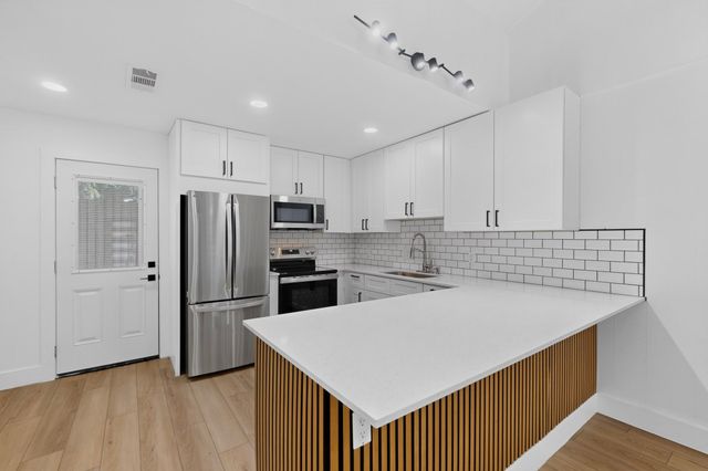 1800 Harry Court B, Arlington, TX 76012