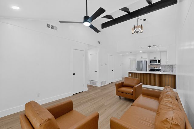 1800 Harry Court B, Arlington, TX 76012