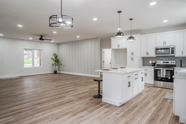 13025 Sunset Circle NW, Uniontown, OH 44685