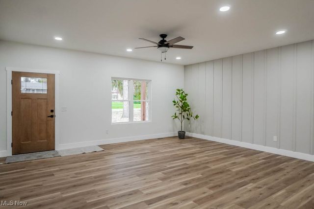 13025 Sunset Circle NW, Uniontown, OH 44685