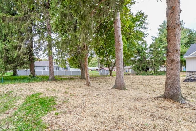 13025 Sunset Circle NW, Uniontown, OH 44685