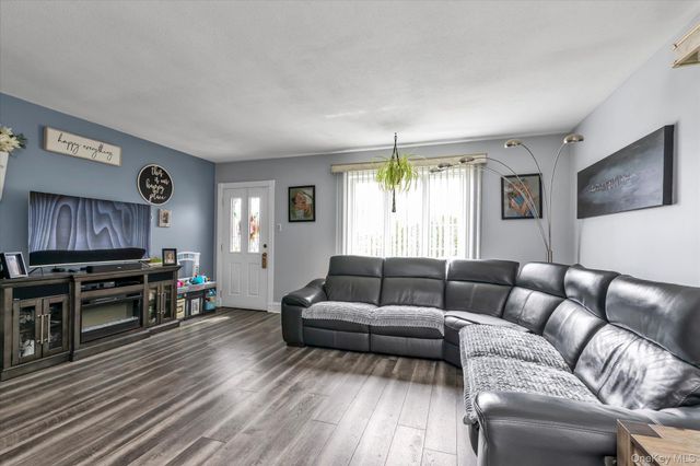 65 Liggett Road, Valley Stream, NY 11581