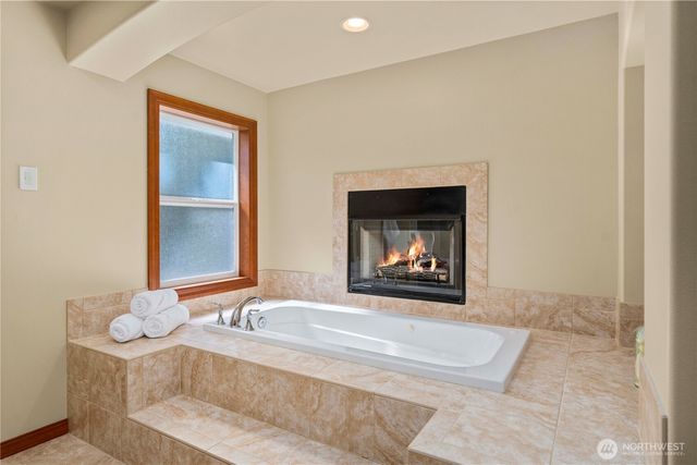 17921 64th Street E, Lake Tapps, WA 98391