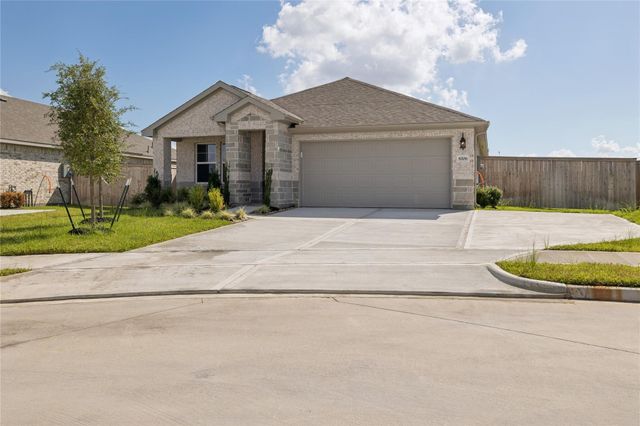 8206 Blackwell Cove Drive, Baytown, TX 77523