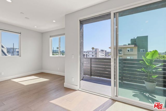 935 N Hudson Avenue 401, Los Angeles, CA 90038