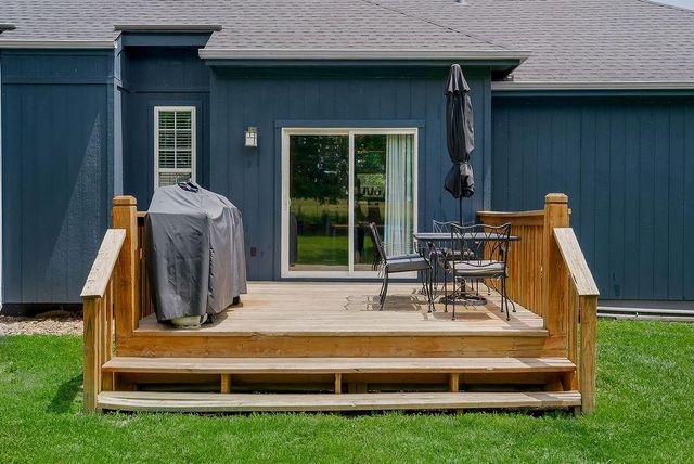 400 SW Horseplay Drive, Oak Grove, MO 64075