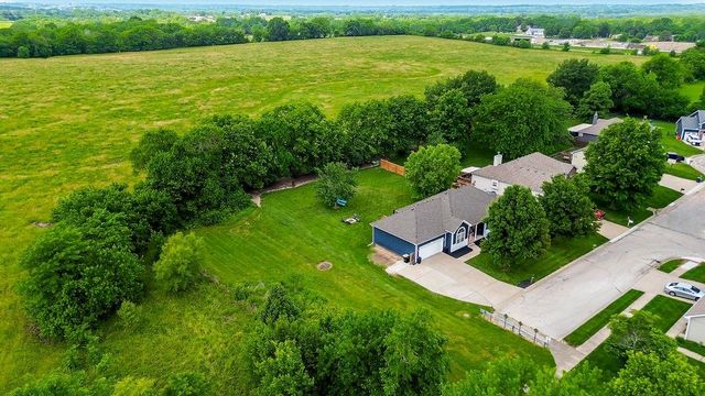 400 SW Horseplay Drive, Oak Grove, MO 64075