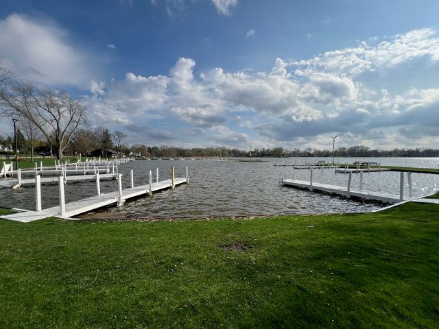 25241 W Entrance Drive, Lake Villa, IL 60046