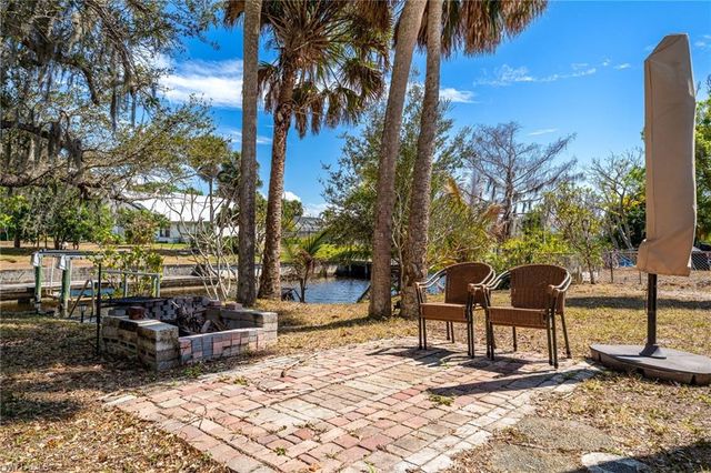 1006 April LN, North Fort Myers, FL 33903