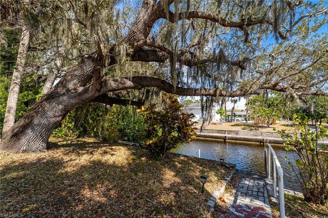 1006 April LN, North Fort Myers, FL 33903