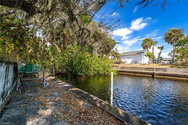 1006 April LN, North Fort Myers, FL 33903