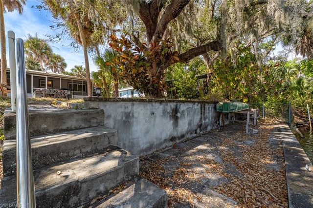 1006 April LN, North Fort Myers, FL 33903