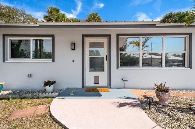 1006 April LN, North Fort Myers, FL 33903