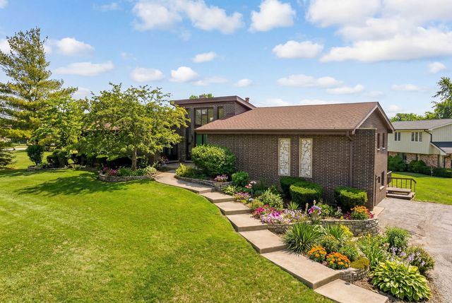 8405 Carriage Green Drive, Darien, IL 60561