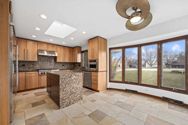 8405 Carriage Green Drive, Darien, IL 60561