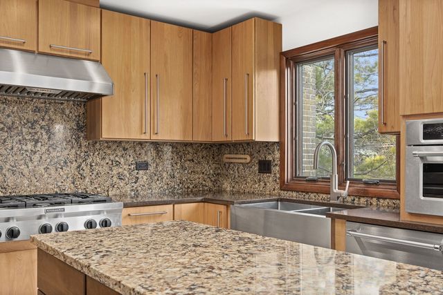 8405 Carriage Green Drive, Darien, IL 60561