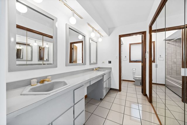 8405 Carriage Green Drive, Darien, IL 60561