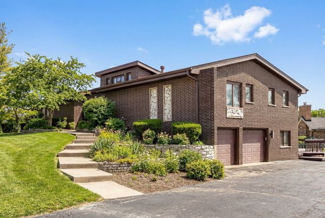 8405 Carriage Green Drive, Darien, IL 60561