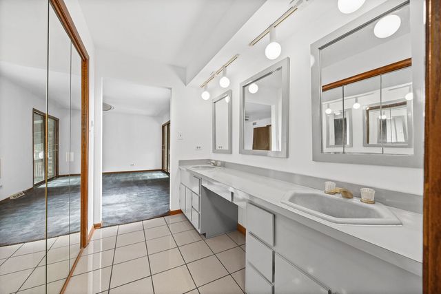 8405 Carriage Green Drive, Darien, IL 60561