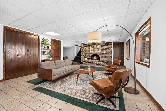 8405 Carriage Green Drive, Darien, IL 60561