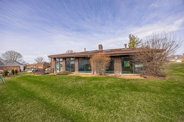 8405 Carriage Green Drive, Darien, IL 60561