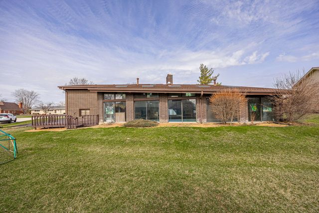 8405 Carriage Green Drive, Darien, IL 60561