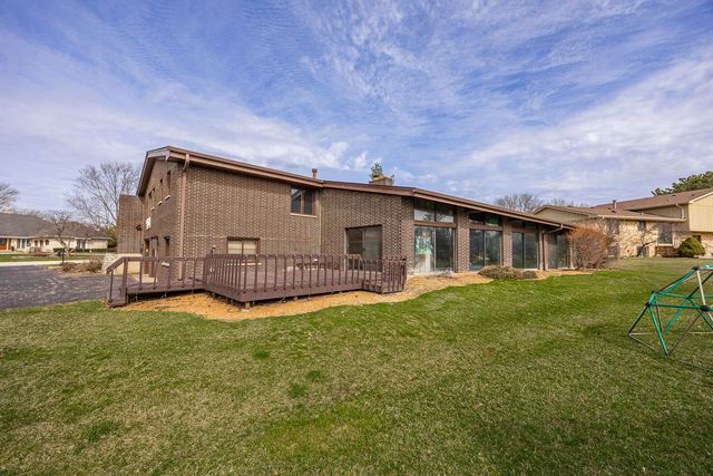 8405 Carriage Green Drive, Darien, IL 60561