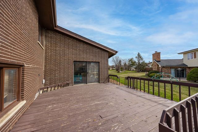 8405 Carriage Green Drive, Darien, IL 60561