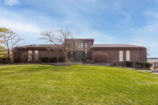 8405 Carriage Green Drive, Darien, IL 60561