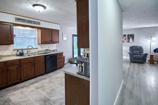 2049 Buff Creek Road, Hurricane, WV 25526