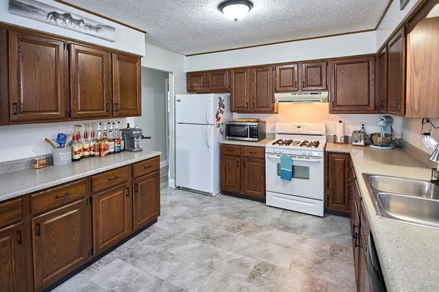 2049 Buff Creek Road, Hurricane, WV 25526