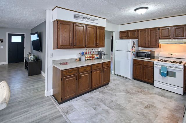 2049 Buff Creek Road, Hurricane, WV 25526