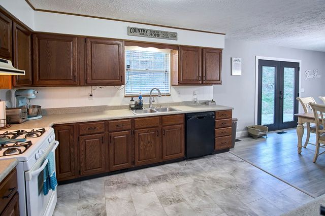 2049 Buff Creek Road, Hurricane, WV 25526