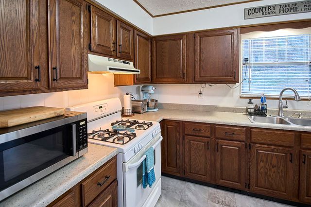 2049 Buff Creek Road, Hurricane, WV 25526