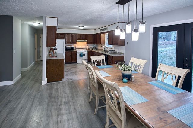 2049 Buff Creek Road, Hurricane, WV 25526