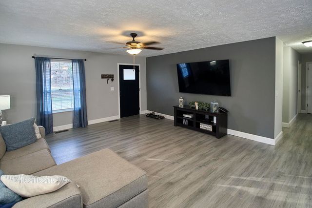 2049 Buff Creek Road, Hurricane, WV 25526