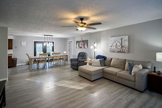 2049 Buff Creek Road, Hurricane, WV 25526