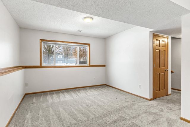 529 5th Avenue E, Shakopee, MN 55379