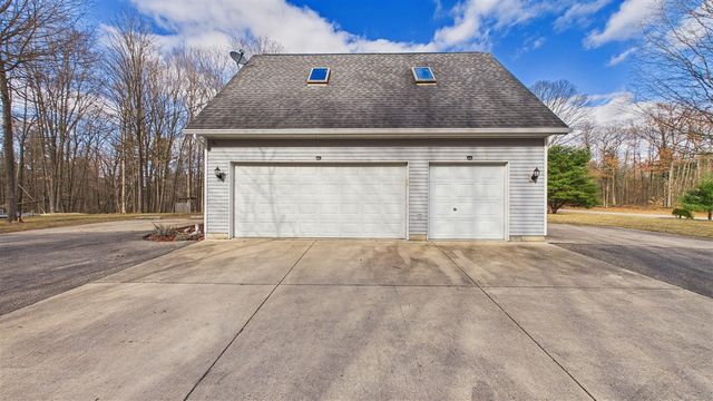 10345 Red Oak Ridge, Howard City, MI 49329