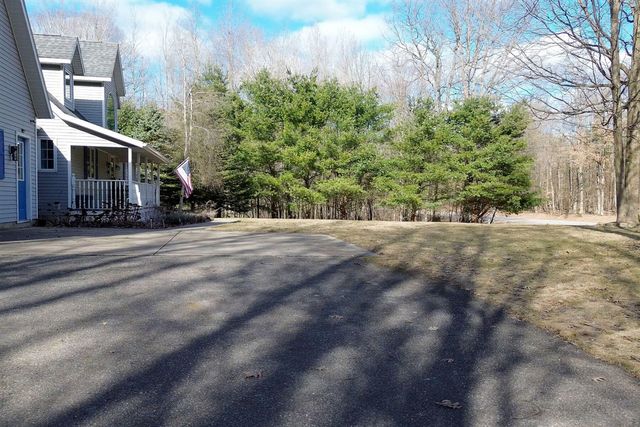 10345 Red Oak Ridge, Howard City, MI 49329