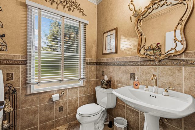 2 Lexington Court, Monroe, NJ 08831