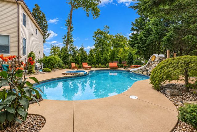 2 Lexington Court, Monroe, NJ 08831