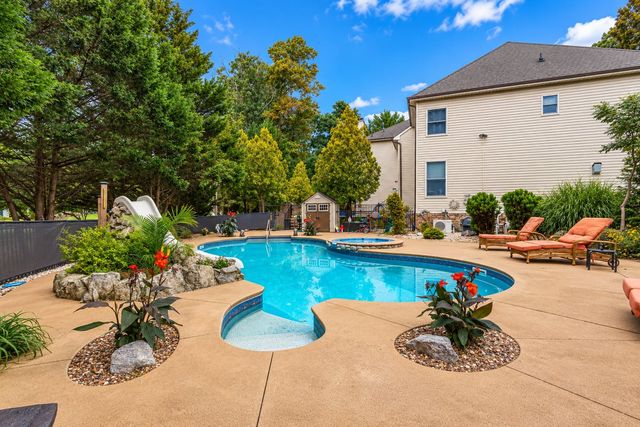 2 Lexington Court, Monroe, NJ 08831