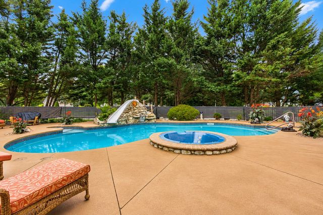 2 Lexington Court, Monroe, NJ 08831
