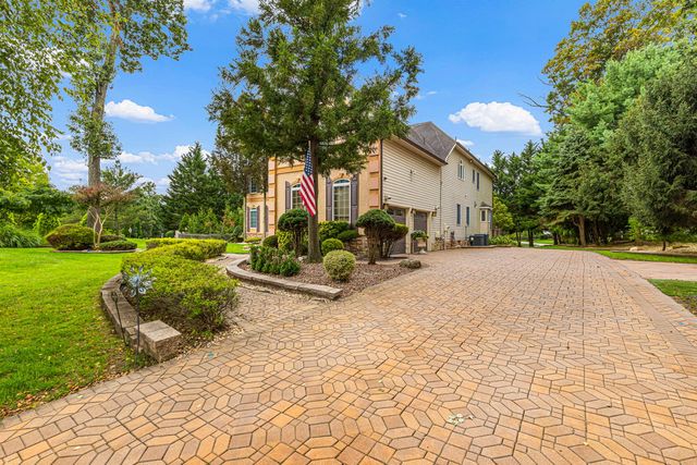 2 Lexington Court, Monroe, NJ 08831