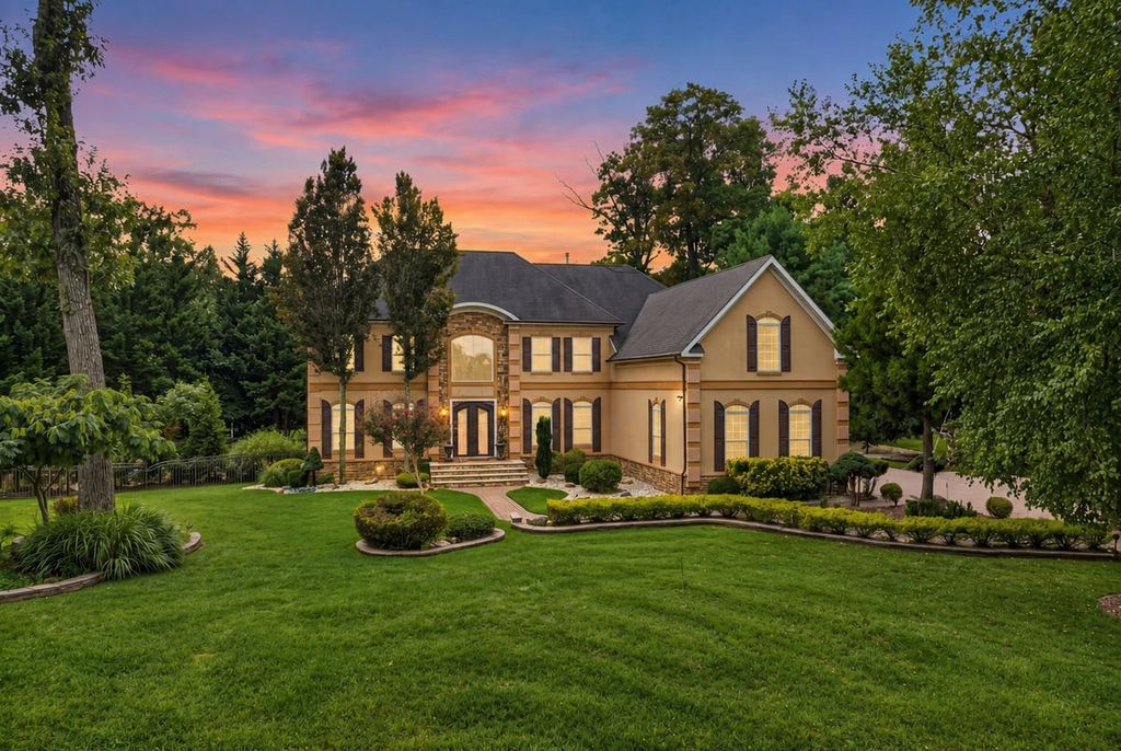 2 Lexington Court, Monroe, NJ 08831
