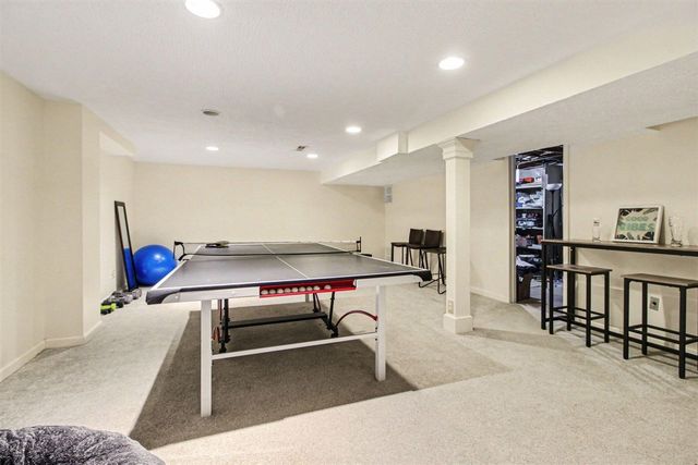 887 Greenhills Drive, Ann Arbor, MI 48105