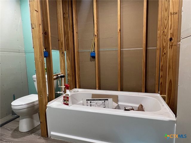 9 Lee Street, Port Lavaca, TX 77979