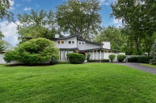 695 Ivy Lane, Glencoe, IL 60022